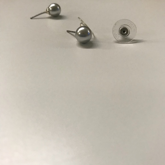 Silver color pearl stud earrings - Picture 6 of 7
